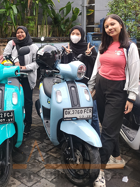 Safar Bali Rent Bike - Couple Clients 3 Happy couple exploring Bali on a scooter rental from Safar Bali Rent Bike.