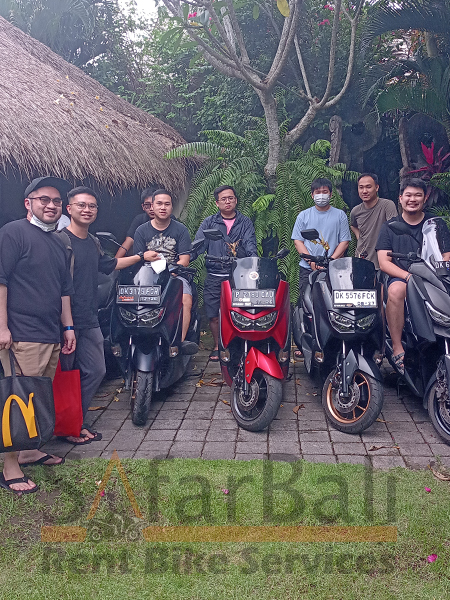 Safar Bali Rent Bike - Group Clients 1 Group of travelers renting scooters in Bali from Safar Bali Rent Bike for a fun island adventure.