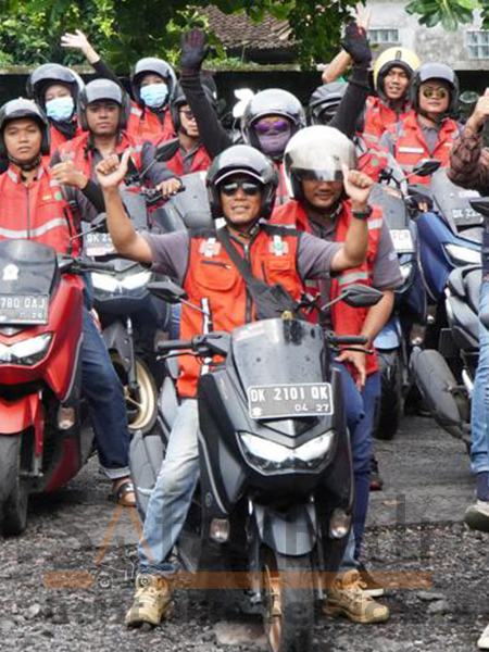 Safar Bali Rent Bike - Group Clients 6 Tourist group using scooter hire to visit Bali’s top attractions.