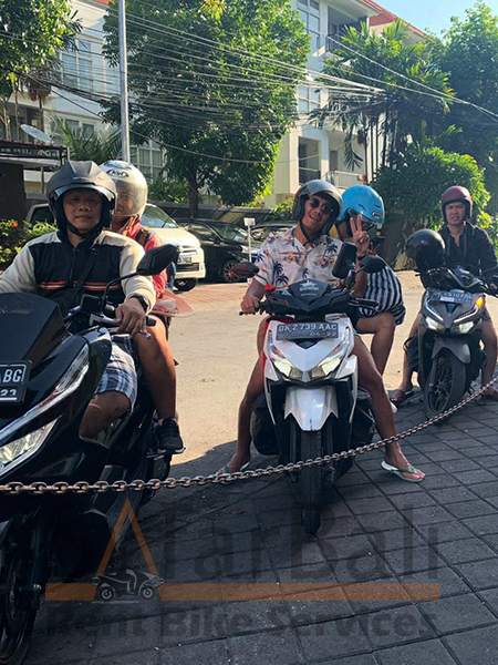 Safar Bali Rent Bike - Group Clients 7 Multiple travelers renting scooters from Safar Bali Rent Bike for a group adventure in Bali.
