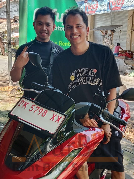 Safar Bali Rent Bike - Solo Clients 13 Solo rider traveling through Bali on a scooter rental.
